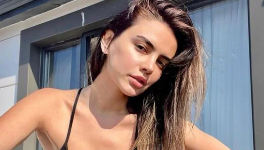 Ece Ronay TikTok videoları 18