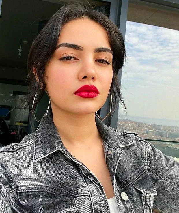 Ece Ronay TikTok videoları 18
